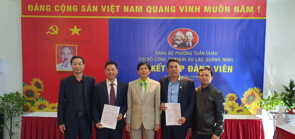 Kết nạp đảng viên mới ở Chi bộ Công ty TNHH Âu Lạc Quảng Ninh. Ảnh: Phạm Học