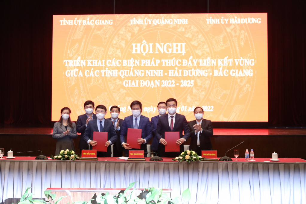 Chủ tịch UBND 3 tỉnh Quảng Ninh, Hải Dương, Bắc Giang ký biên bản hoàn thiện các bước hồ sơ khoa học quần thể di tích và danh thắng Yên Tử giai đoạn 1.