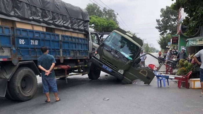 Xe chở phạm nhân gặp tai nạn ở TP.HCM, 3 người bị thương 2