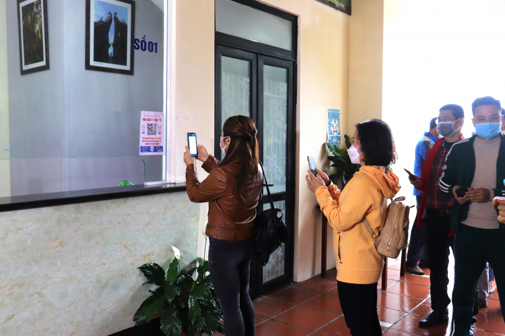 Du khách xếp hàng quét mã QR khai báo y tế tại chùa Ngọa Vân (TX Đông Triều).