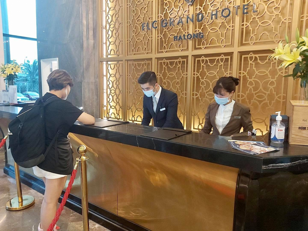 Du khách làm thủ tục nhận phòng tại khách sạn FLC Hạ Long. 