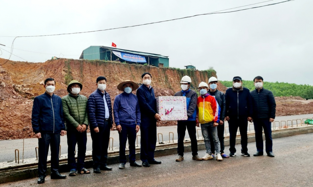 Chủ tịch UBND huyện Hải Hà thăm, tặng quà tết công nhân thi công dự án cao tốc Vân Đồn-Móng Cái.