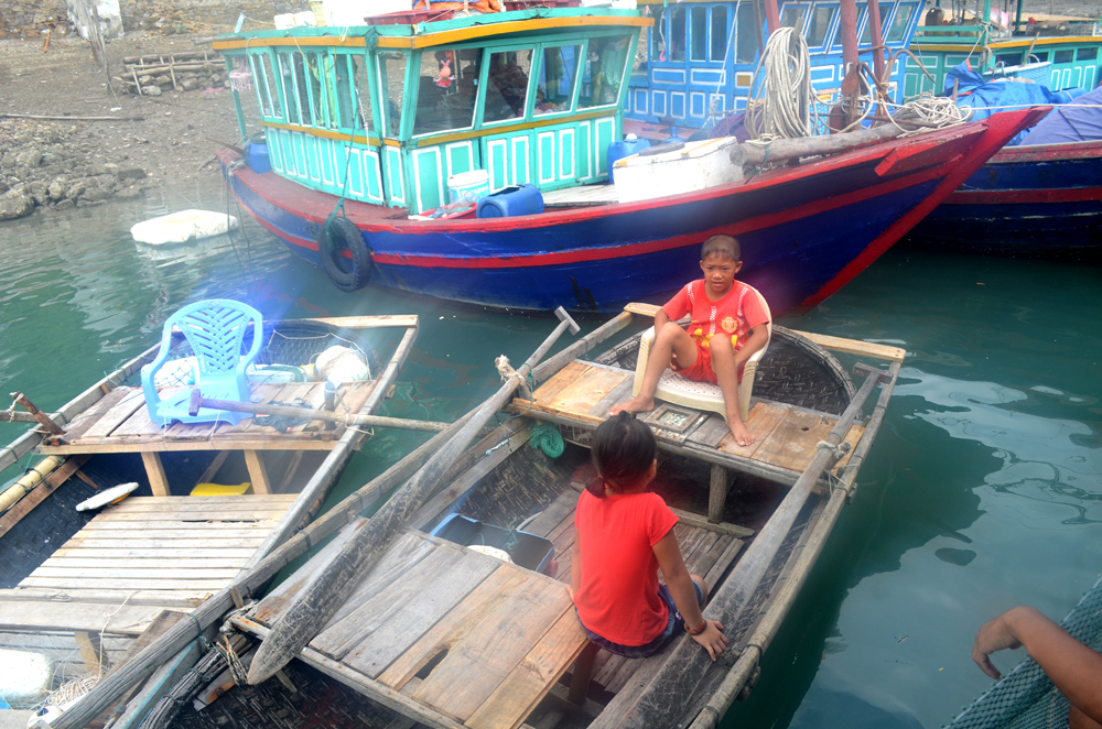 Nhiều gia đình ở xã Thắng Lợi (Vân Đồn) vẫn dùng thuyền thay nhà, rất khó khi trẻ em học Online 