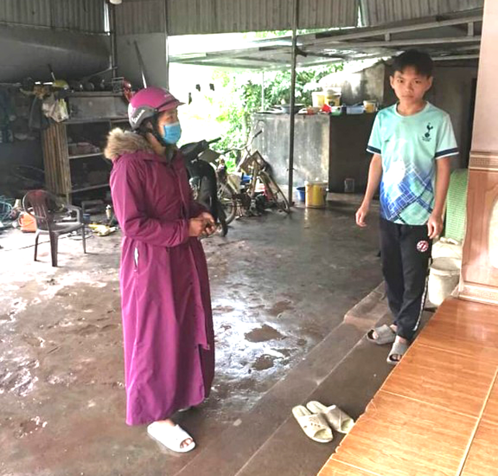 Giáo viên Trường PTDT BT TH&TCS Nam Sơn đến tìm hiểu tận nhà việc học Online của các học sinh nghèo xã Nam Sơn