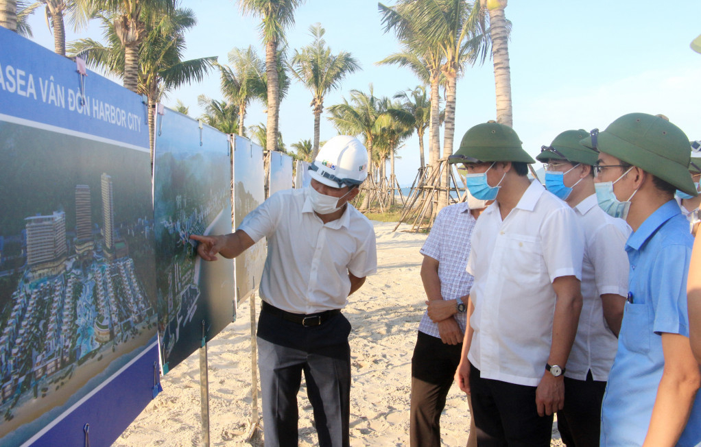 Chủ tịch UBND tỉnh Nguyễn Tường Văn kiểm tra tiến độ triển khai một số dự án tại huyện Vân Đồn, ngày 11/7/2021. Ảnh: Mạnh Trường