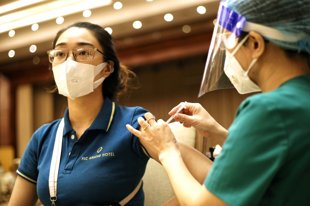 Khách sạn FLC Hạ Long đã hoàn thành tiêm chủng mũi 2 100% cho nhân viên. 