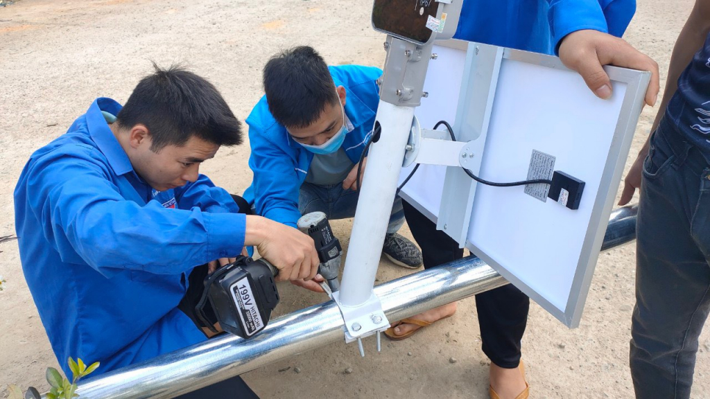 Thanh niên xã Phong Dụ lắp đặt công trình đường điện năng lượng mặt trời thôn Văn Mây, xã Phong Dụ.