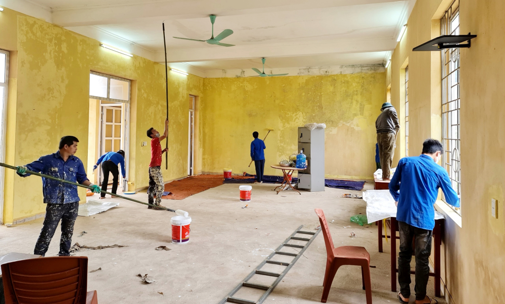 Thanh niên tham gia sơn sửa Nhà văn hoá thôn Tân, xã Yên Than.