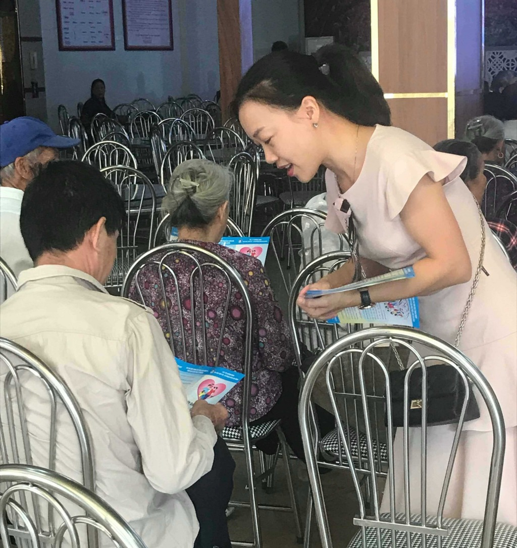 Cán bộ Dân số huyện Vân Đồn phát tờ rơi đẩy mạnh tuyên truyền công tác DS-KHHGĐ