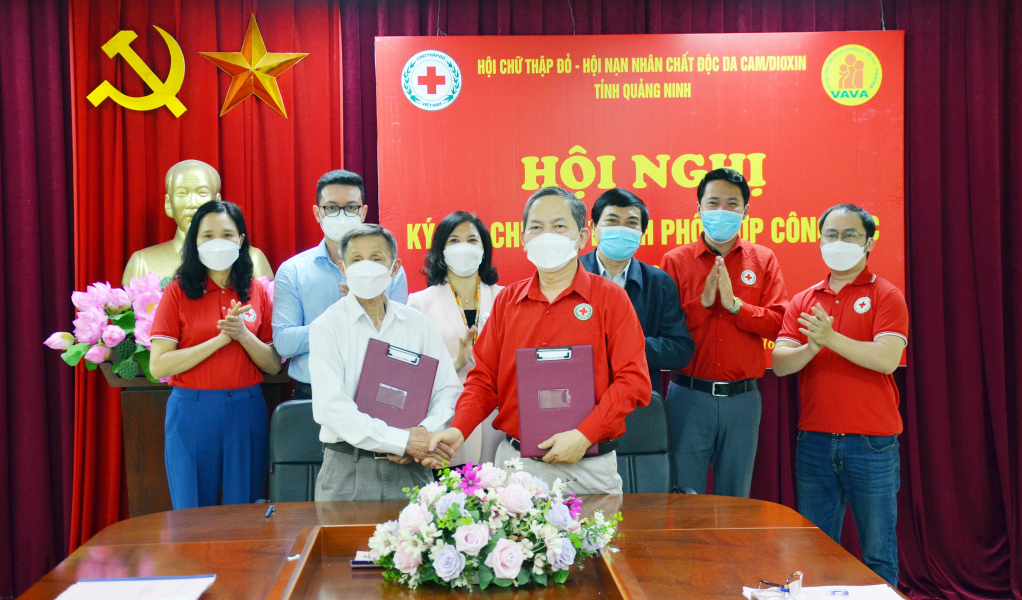 Lãnh đạo Hội CTĐ tỉnh và Hội Nạn nhân chất độc da cam/dioxin tỉnh ký kết chương trình phối hợp năm 2022.