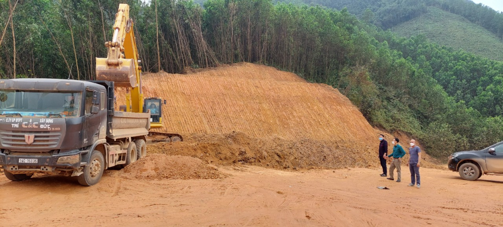 Liên danh nhà thầu huy động nhân lực, máy móc thiết bị khẩn trương thi công trên phần mặt bằng đã được người dân bàn giao.