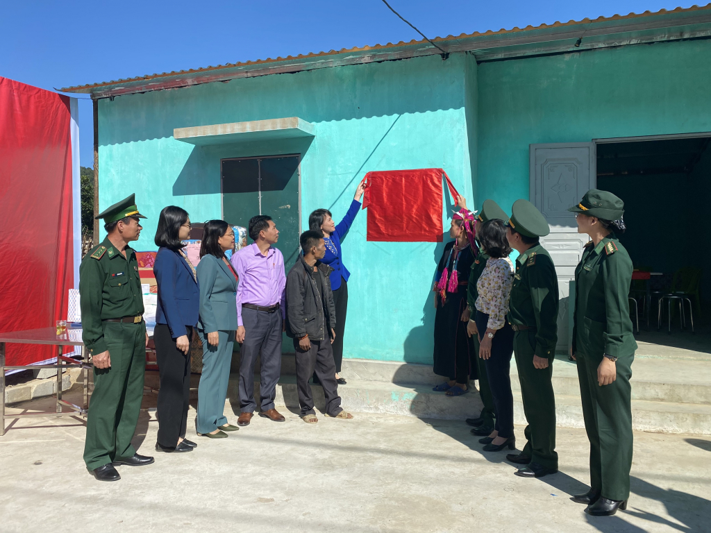 Bộ Chỉ huy BĐBP tỉnh phối hợp với Hội LHPN tỉnh khánh thành nhà an toàn cho gia đình chị Chìu Nhì Múi, thôn Mạ Chạt, xã Vô Ngại (huyện Bình Liêu).