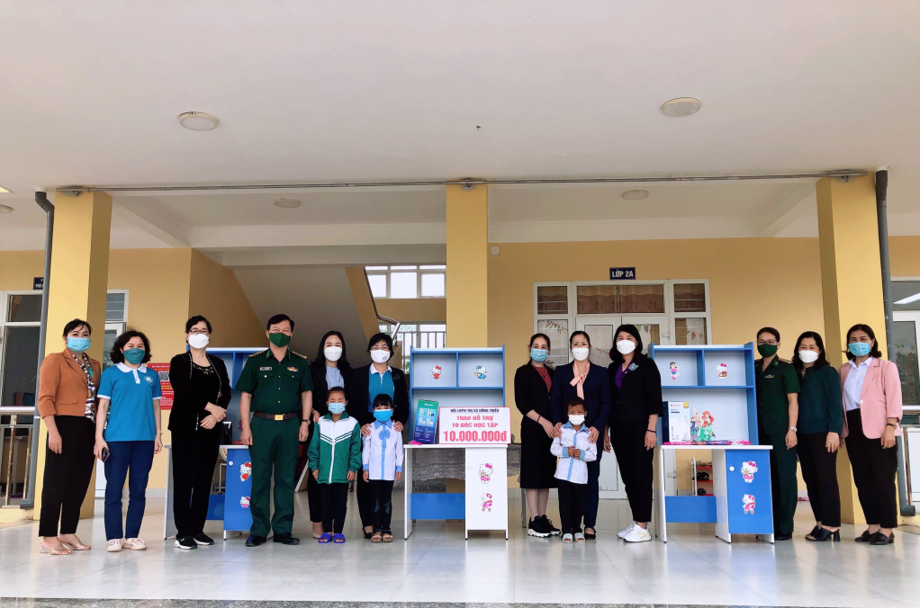 Hội LHPN - Bộ đội biên phòng tỉnh trao hỗ trợ góc học tập cho học sinh nghèo tại xã Quảng Sơn, Hải Hà, trong chương trình
