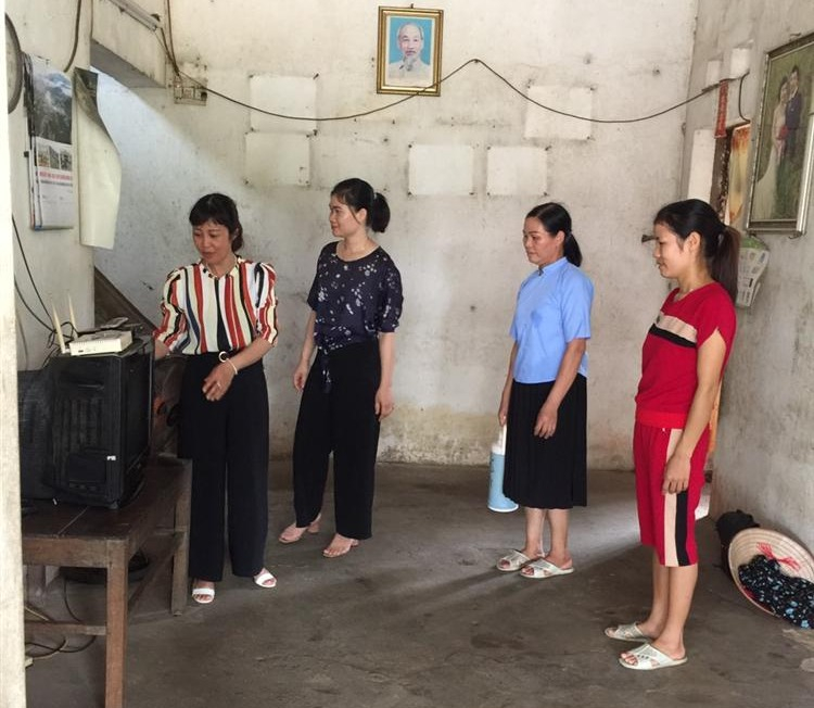 Hội LHPN TX Quảng Yên phối hợp với Hội LHPN huyện Bình Liêu hỗ trợ, hướng dẫn hôi viên phụ nữ xã Vô Ngại thực hiện