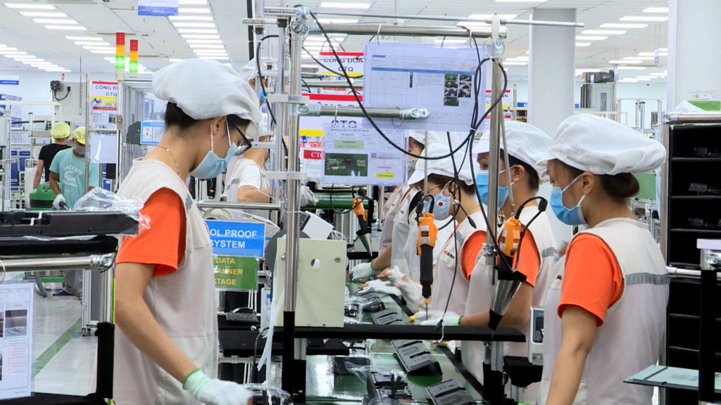 Sản xuất thiết bị điện tử tại KCN Đông Mai. Ảnh: Mạnh Trường