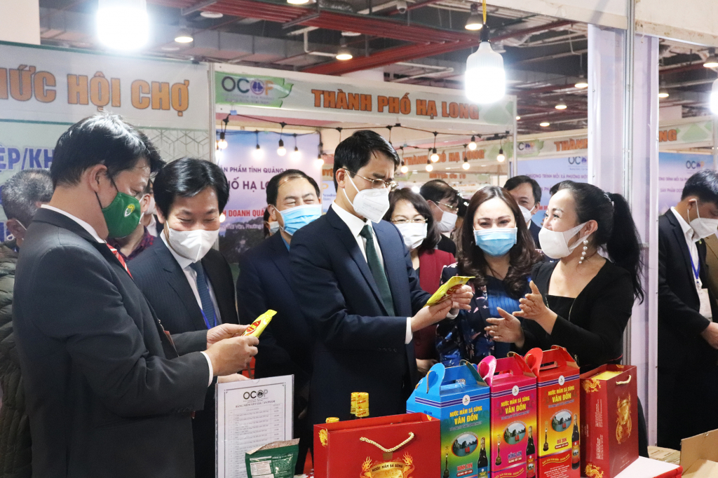 Vice Chairman of the provincial People's Committee, Nguyen Van Thanh, visited an OCOP trade fair in Ha Long city.