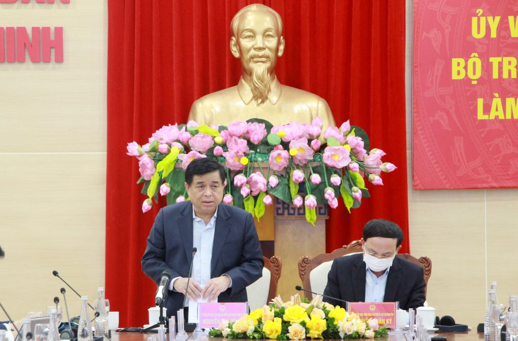 Đồng chí Nguyễn Chí Dũng, Ủy viên Trung ương Đảng, Bộ Kế hoạch và Đầu tư, phát biểu chỉ đạo tại buổi làm việc.