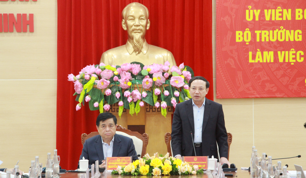 Đồng chí Nguyễn Xuân Ký, Ủy viên BCH Trung ương Đảng, Bí thư Tỉnh ủy, Chủ tịch HĐND tỉnh, phát biểu tại buổi làm việc.
