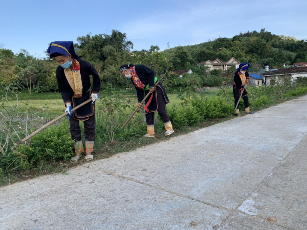 Hội viên phụ nữ thôn Nà Bắp (xã Đồn Đạc) dọn vệ sinh môi trường, duy trì tuyến đường hoa do phụ nữ quản lý.