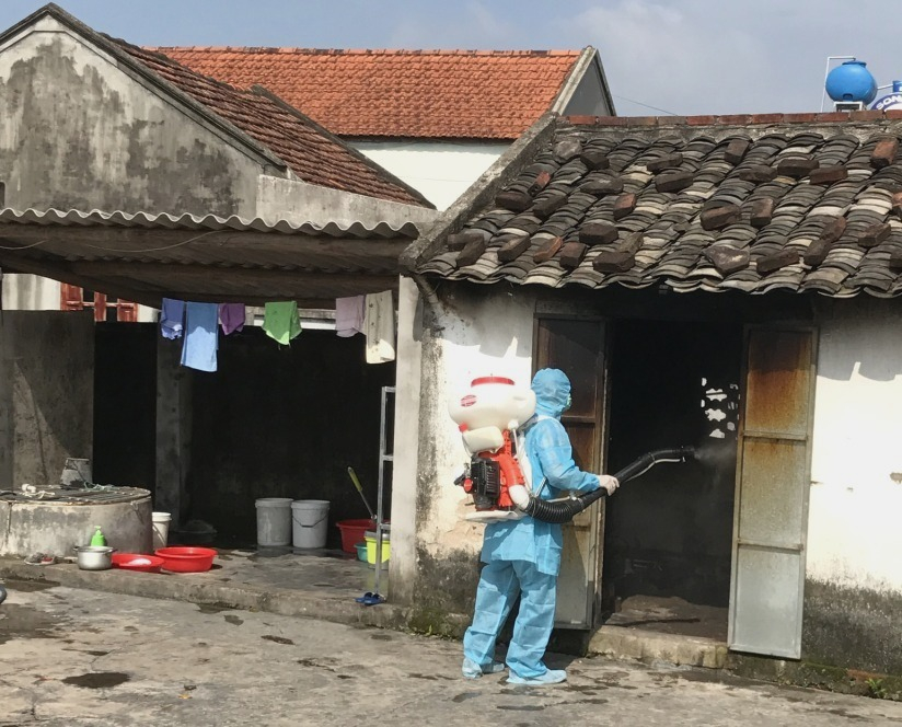Nhân viên Y tế  phun diệt muỗi phòng bệnh sốt xuất huyết tại phường Hồng Hải, TP Hạ Long vào tháng 4/2021.