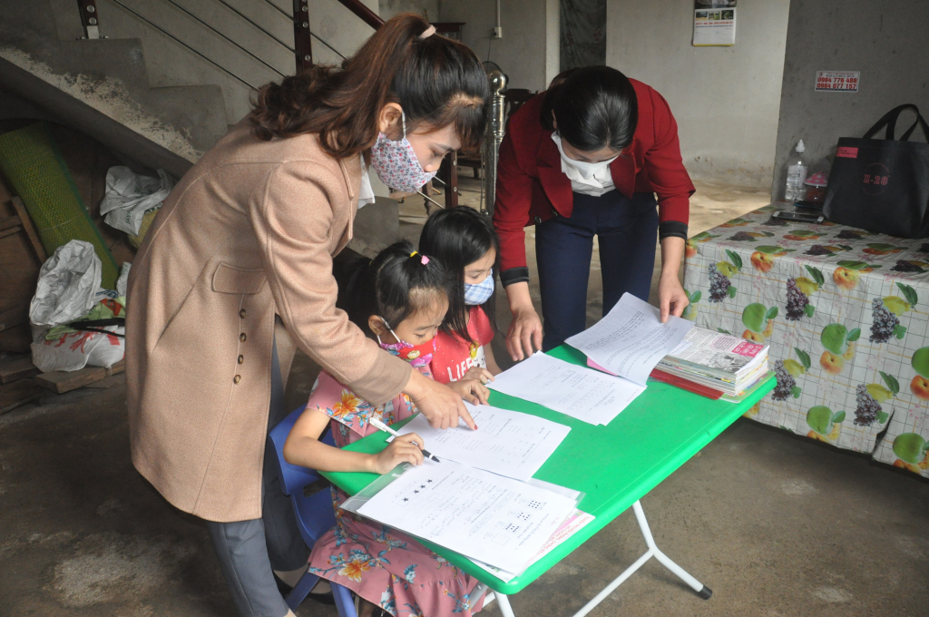 Giáo viên Trường Tiểu học xã Lục Hồn, huyện Bình Liêu đến tận nhà học sinh ở bản Nà Luông để hướng dẫn học sinh học tập trong thời gian phải học trực tuyến do dịch bệnh Covid- 19.