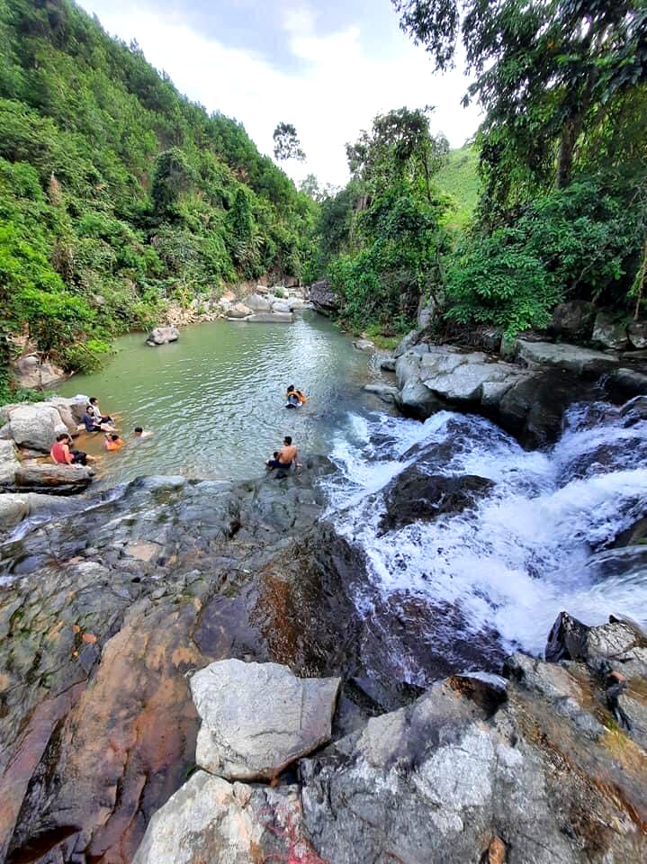 Về mùa hè, thác Khe San là nơi tìm đến của nhiều bạn trẻ vào mỗi buổi chiều - Ảnh: Cấn Đình Loan (Tiên Yên)