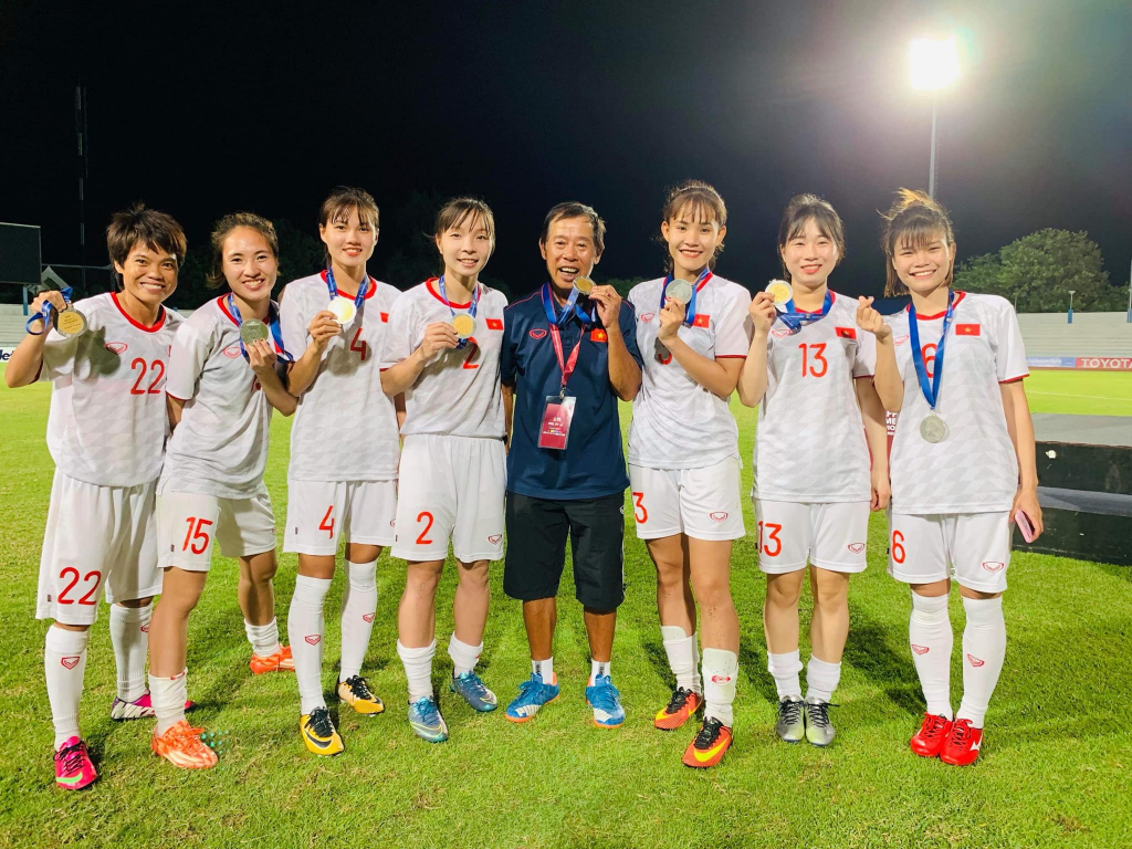 Trung vệ Lê Thị Diễm My cùng đồng đội nhận huy chương vàng năm 2019.