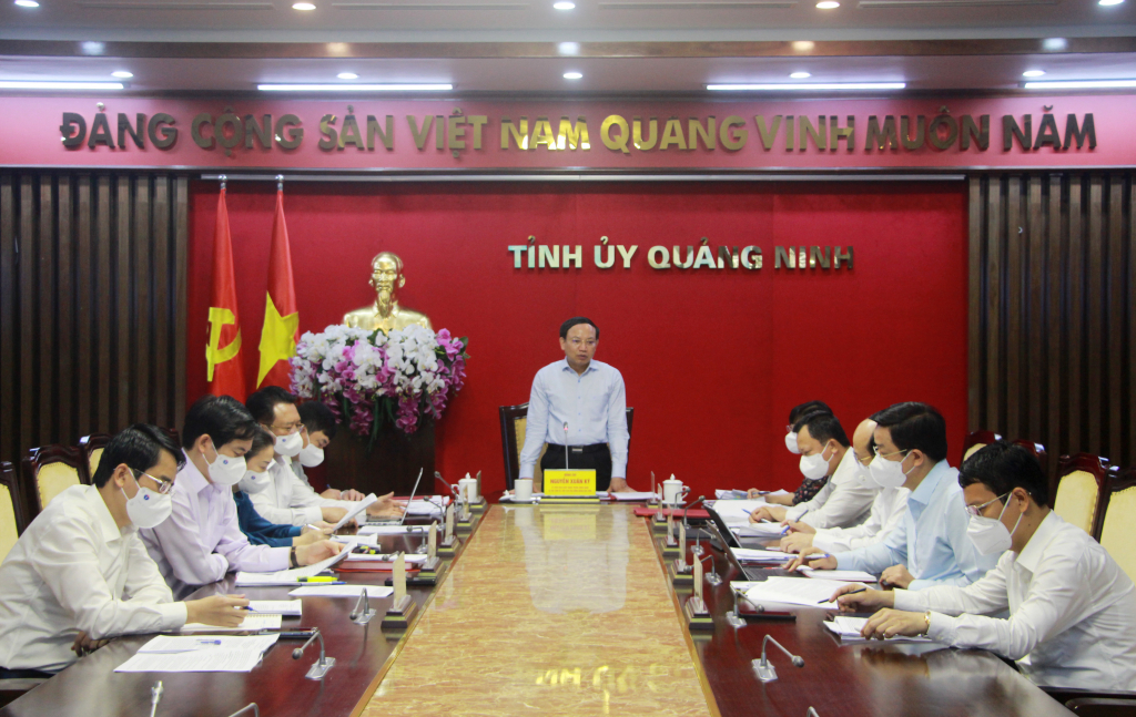Đồng chí Nguyễn Xuân Ký, Ủy viên Trung ương Đảng, Bí thư Tỉnh ủy, Chủ tịch HĐND tỉnh, chủ trì và kết luận cuộc họp.