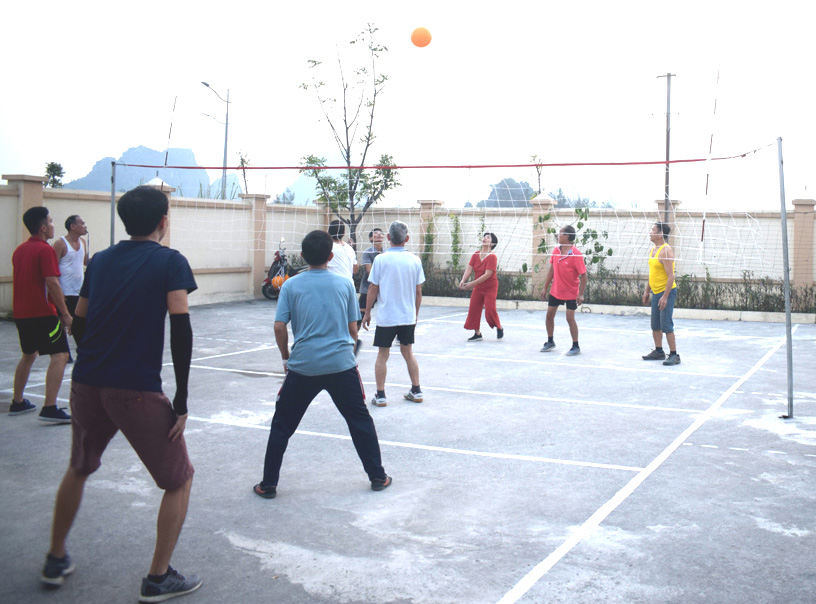 Chơi bóng chuyền hơi ở Nhà văn hóa khu phố cao Sơn 3, phường Cẩm Sơn (Cẩm Phả)