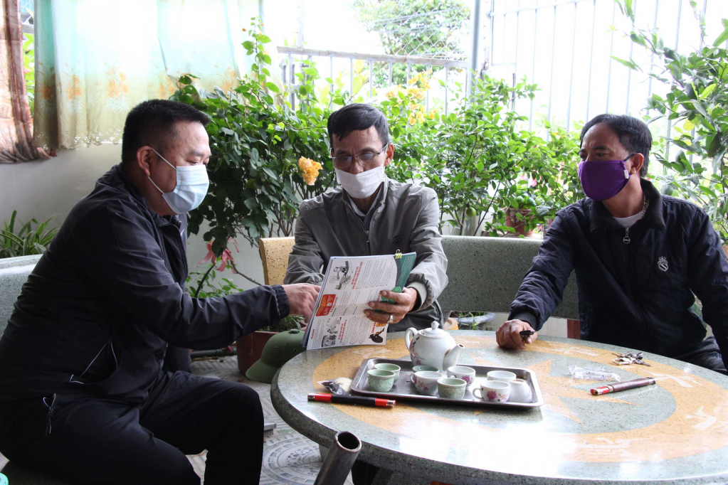 Đảng viên Nguyễn Văn Hấn, Bí thư chi bộ, Trưởng khu 6, phường Nam Hòa, TX Quảng Yên (giữa) trao đổi với các đảng viên trong chi bộ.