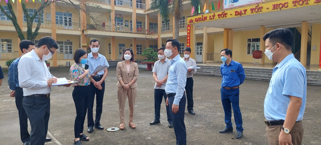 Đồng chí Phó Chủ tịch HĐND tỉnh cùng các thành viên đoàn công tác khảo sát cơ sở vật chất, trang thiết bị, đồ dùng dạy học tại Trường Phổ thông DTBT THCS Quảng Sơn.