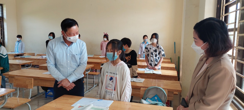 Đồng chí Phó Chủ tịch HĐND tỉnh hỏi thăm, tình hình hình học tập, điều kiện ăn ở, sinh hoạt của học sinh Trường Phổ thông DTBT THCS xã Quảng Đức.