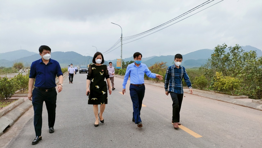 Đoàn giám sát kiểm tra thực địa dự án đường nối Quốc lộ 18A với trung tâm xã Đồng Rui