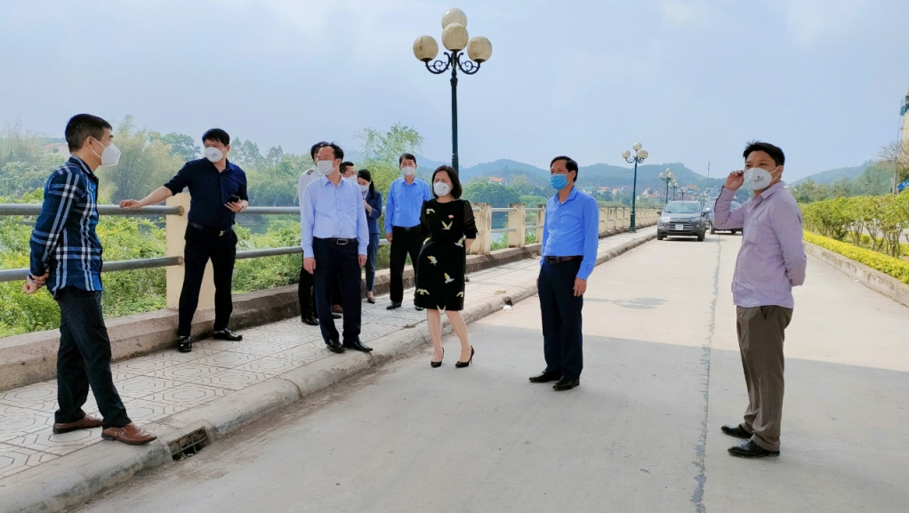 Kiểm tra tại dự án kè chống sạt lở và bảo vệ khu dân cư hai bên bờ sông Tiên Yên.