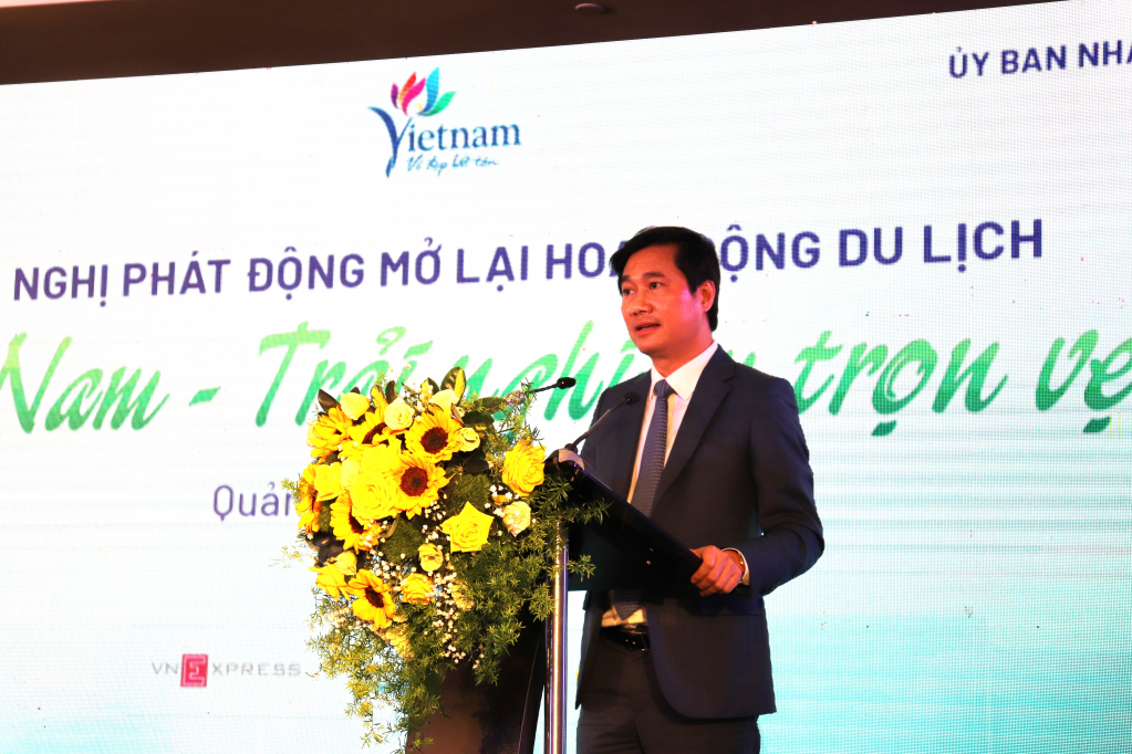 Đồng chí Nguyễn Tường Văn, Phó Bí thư Tỉnh ủy, Chủ tịch UBND tỉnh phát biểu tại hội nghị.