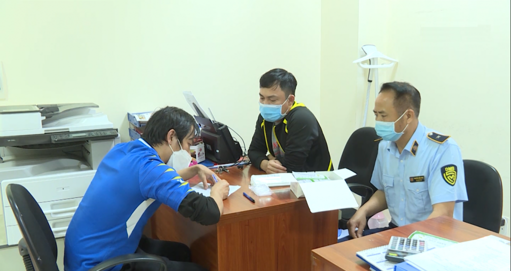Đối tượng vận chuyển 46.080 bộ kit test Covid-19 không rõ nguồn gốc, bị lực lượng chức năng bắt giữ ngày 15/3/2022.