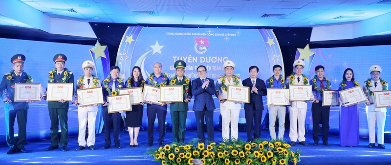 Các cán bộ Đoàn xuất sắc được nhận Giải thưởng Lý Tự Trọng năm 2022. 
