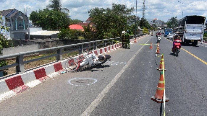 Người phụ nữ đi xe đạp tử vong sau va chạm với xe máy trên cầu Nhu Gia 1