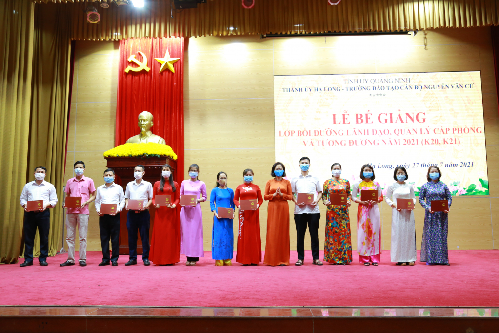Lãnh đạo Thành ủy Hạ Long và Trường Đào tạo cán bộ Nguyễn Văn Cừ trao giấy chứng nhận bồi dưỡng lãnh đạo, quản lý cấp phòng và tương đương năm 2021 cho các học viên.