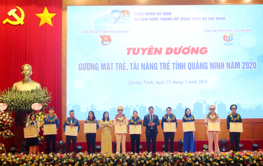 Các đồng chí lãnh đạo tỉnh trao Bằng khen cho 10 thanh niên tiêu biểu tỉnh Quảng Ninh năm 2020.