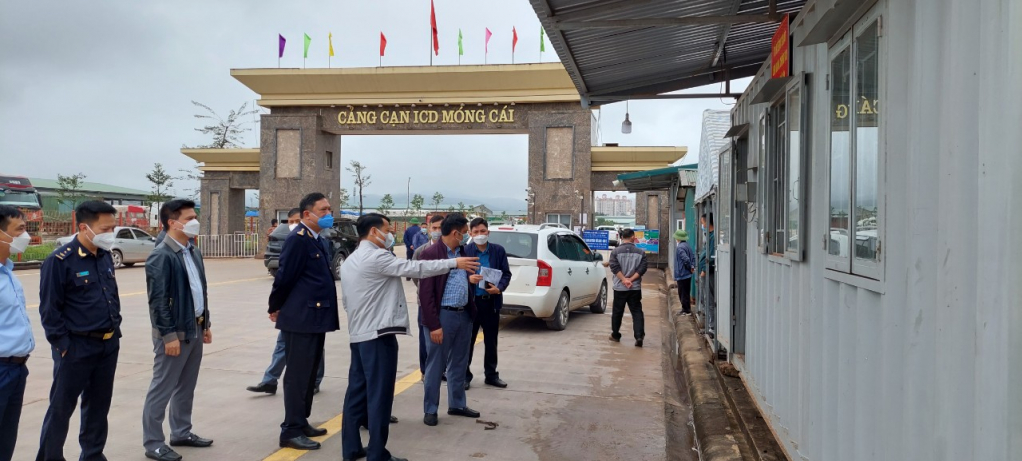 Đồng chí Hồ Quang Huy, Chủ tịch UBND TP Móng Cái chỉ đạo các ngành chức năng chuẩn bị cơ sở vật chất, đảm bảo công tác phòng, chống dịch Covid-19 tại Cảng ICD Thành Đạt.