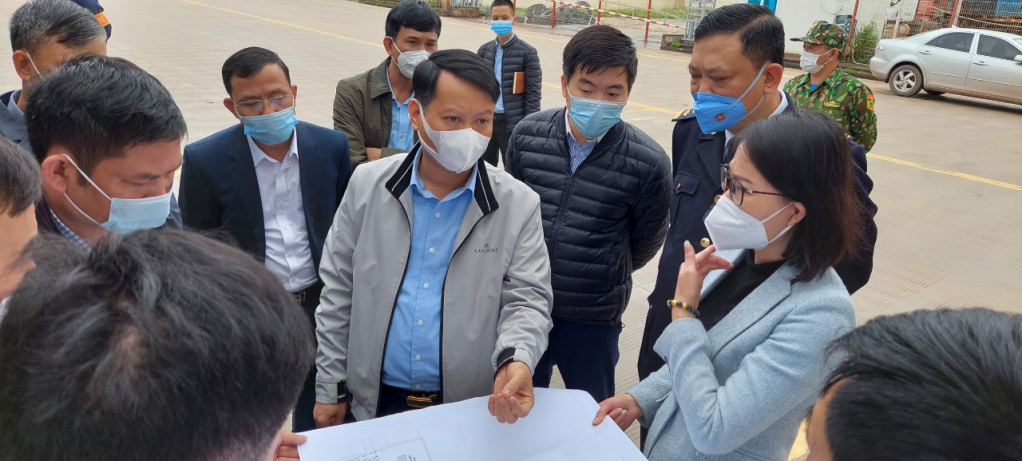...kiểm tra sơ đồ bố trí việc kiểm soát người, phương tiện ra vào cảng.