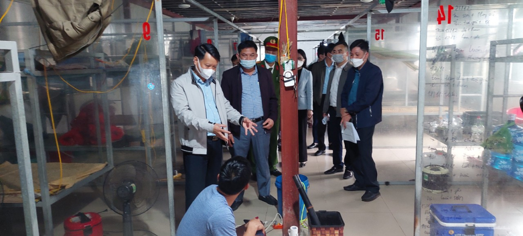 Lãnh đạo TP Móng Cái kiểm tra việc bố trí nơi sinh hoạt cho đội ngũ lái xe tại Cảng ICD Thành Đạt.