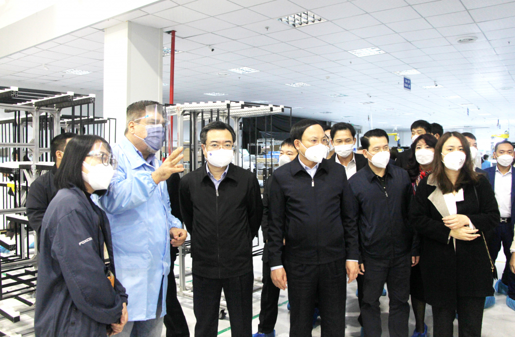 Đoàn công tác của Bộ Xây dựng tham quan nhà máy của Tập đoàn Foxconn tại KCN Đông Mai (TX Quảng Yên).