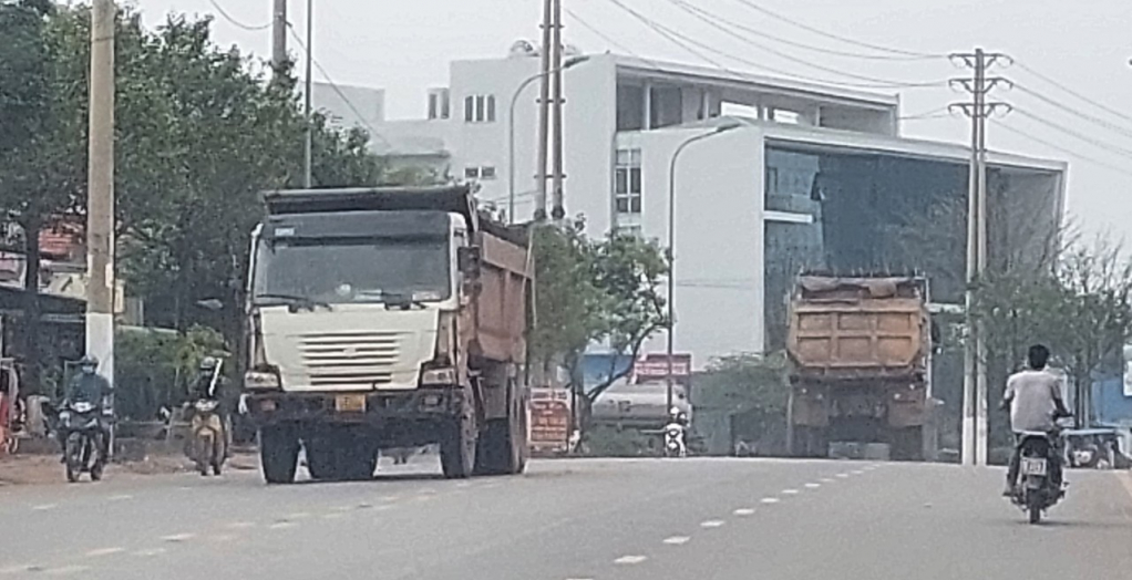 Xe tải vận chuyển đất chạy trên Đại lộ Hoàng Bình, khu vực thuộc phường Ninh Dương (Móng Cái)