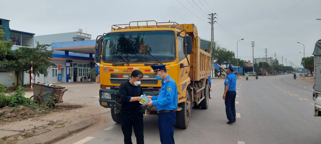 Đội Thanh tra Giao thông chuyên ngành số 4 (Sở Giao thông Vận tải) kiểm tra phương tiện vận tải tại TP Móng Cái.