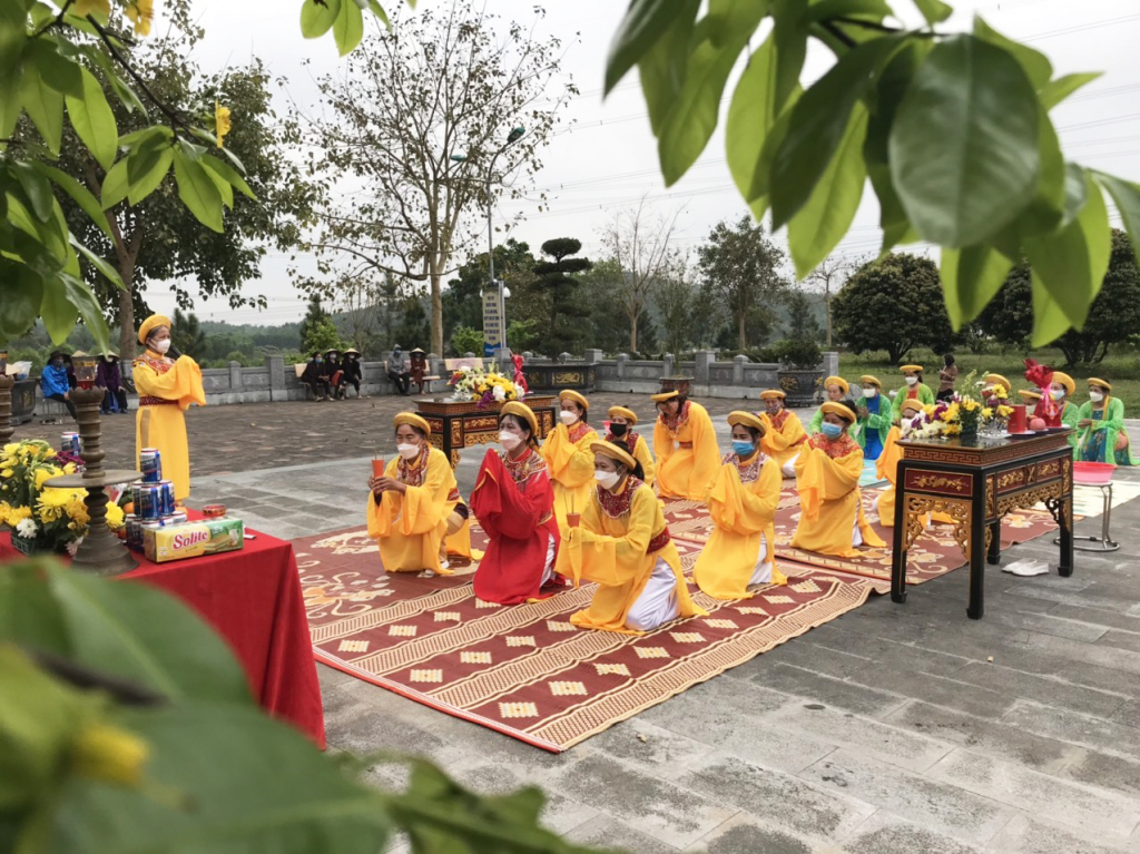Đoàn Phật tử Hải Phòng tế lễ tại đền An Sinh.