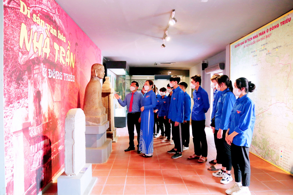 Học sinh trên địa bàn thăm quan, tìm hiểu giá trị lịch sử tại đền An Sinh.