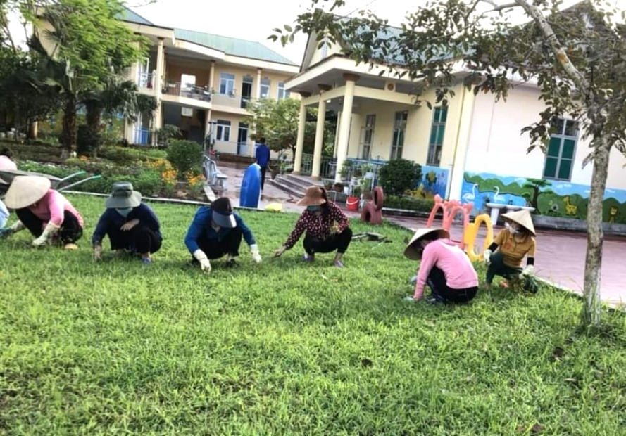 Các thầy, cô trường mầm non xã Quảng Đức, huyện Hải Hà chỉnh trang lại khuôn viên trường học trong năm học 2021- 2022.