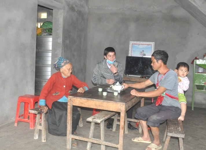 Cán bộ xã Húc Động, huyện Bình Liêu tìm hiểu hoàn cảnh gia đình của các hộ dân trong xã, từ đó đề xuất cụ thể các giải pháp giúp đỡ người dân phát triển kinh tế gia đình.